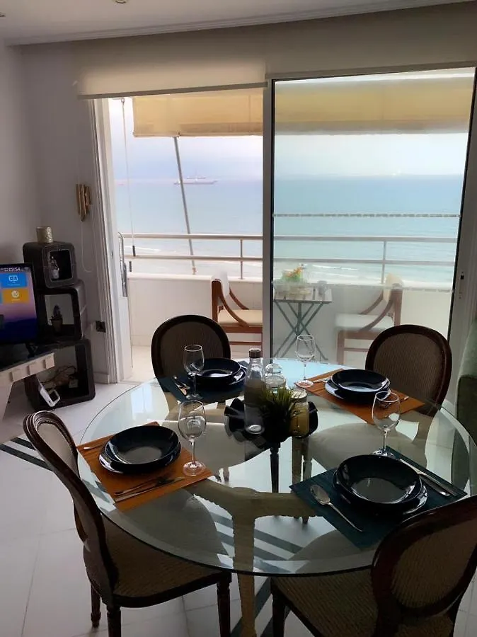 Alloggio in famiglia Larnaca Room, 50M To The Finikoudes Beach